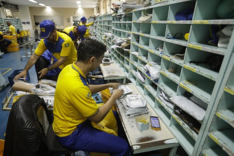 106612440-brasilia-df-24-01-2022-unidade-de-distribuicao-dos-correios-em-brasilia